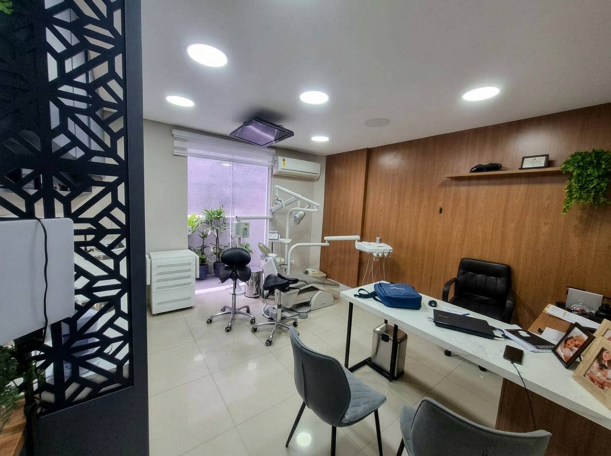 Consultório com painel decorativo e escrivaninha